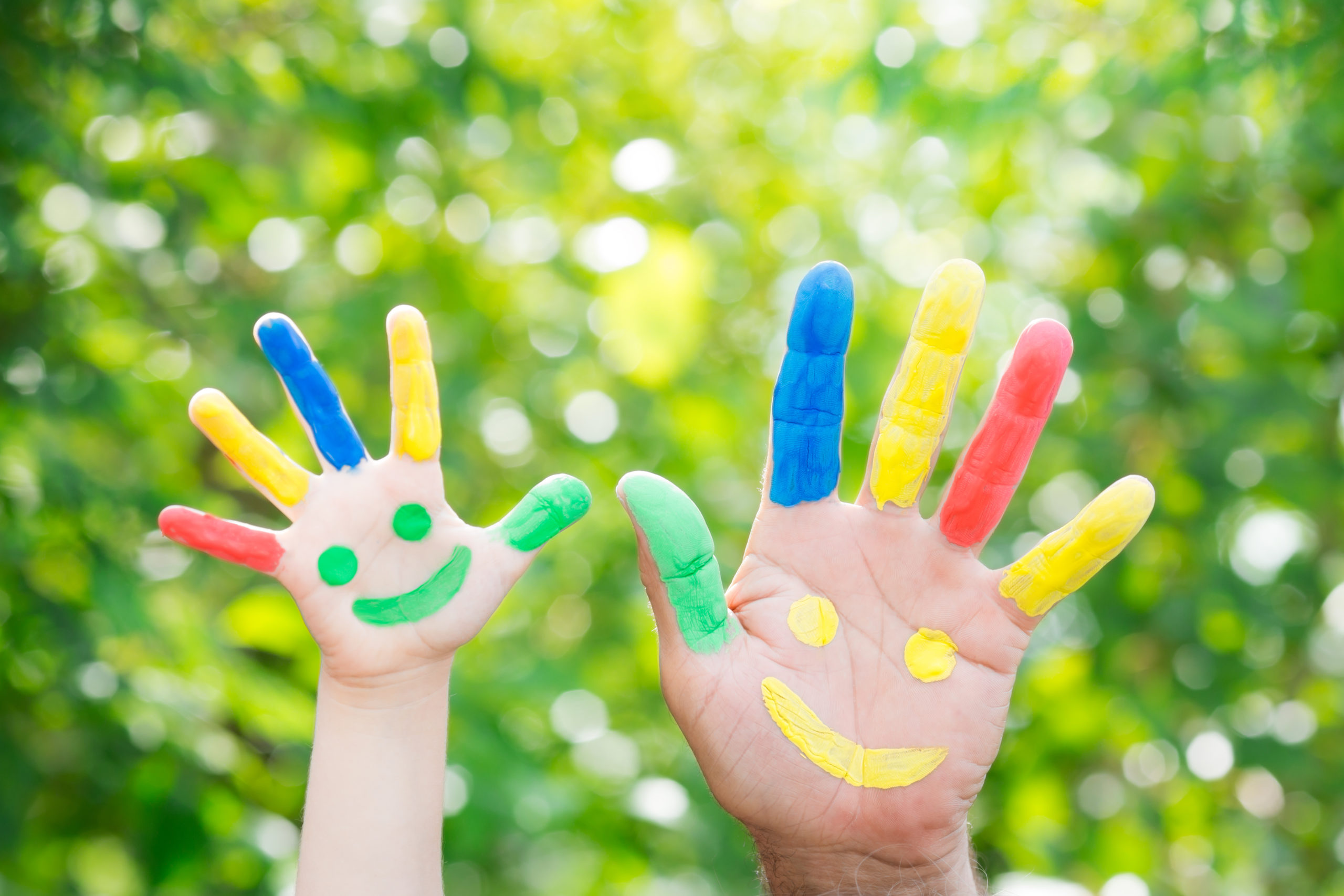 Hände mit Fingerfarben Schutzkonzept